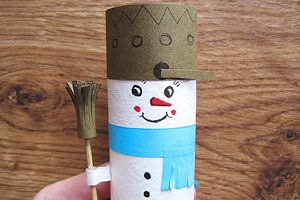 Wie man einen Schneemann aus Papier mit Kindern basteln kann